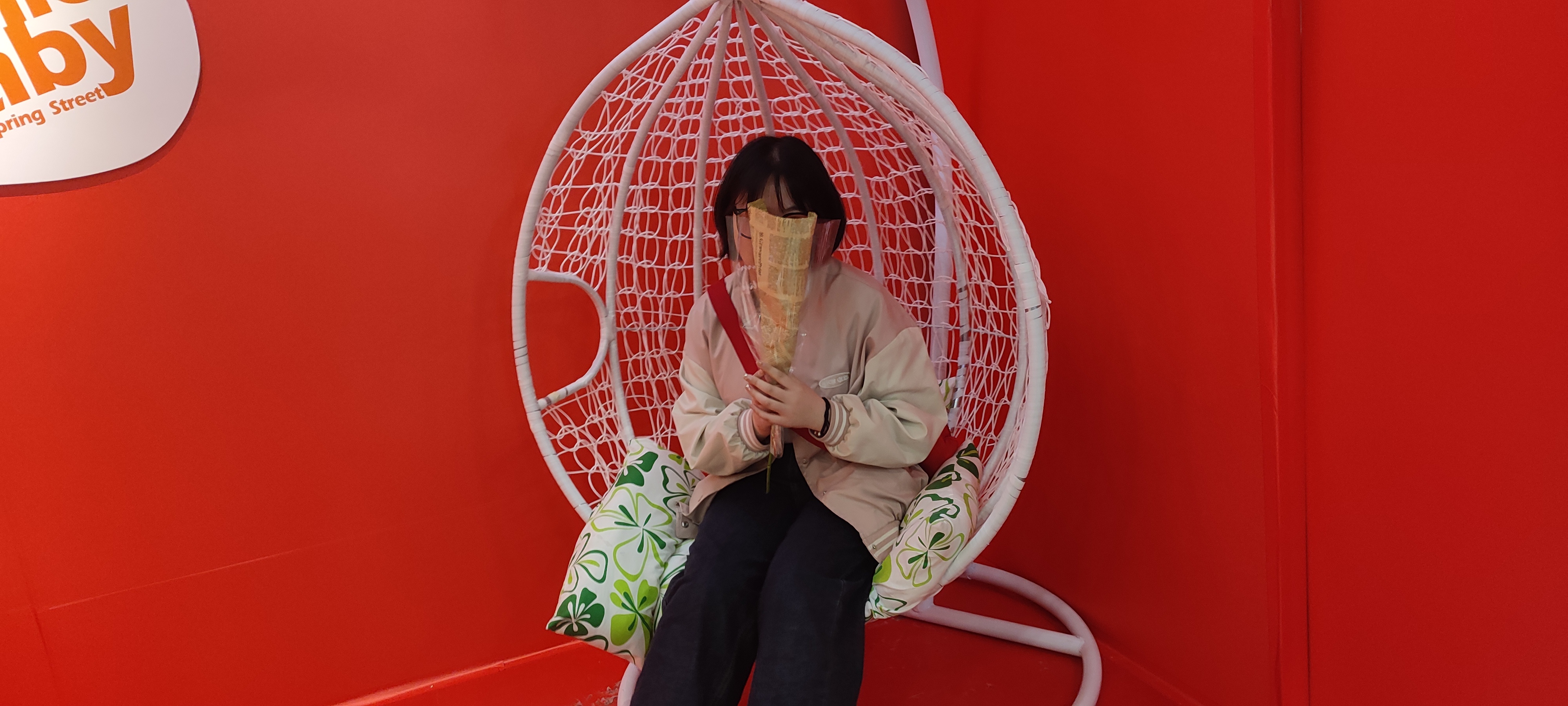 她坐摇篮